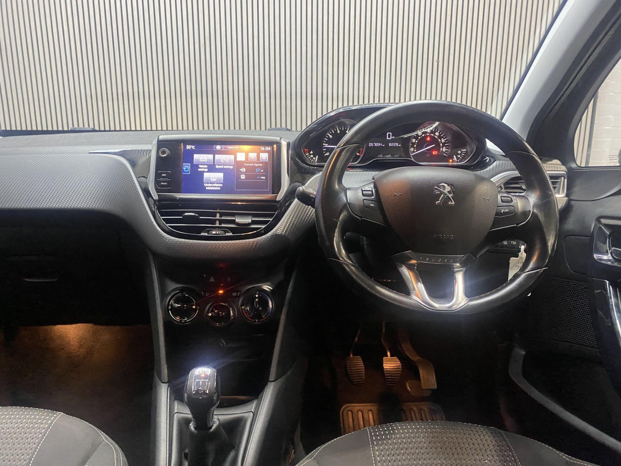 2016 Peugeot 208 image 8